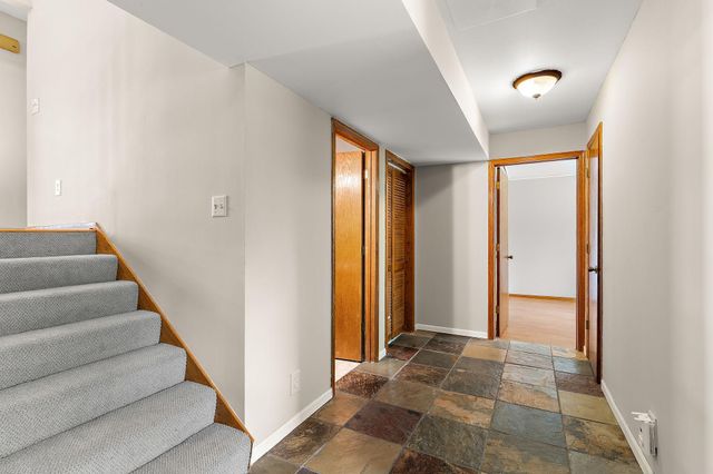 986 Demont Avenue E, Maplewood, MN 55109
