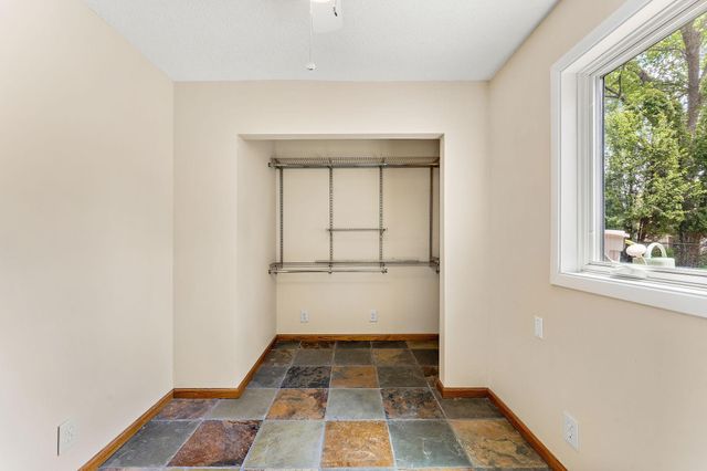 986 Demont Avenue E, Maplewood, MN 55109