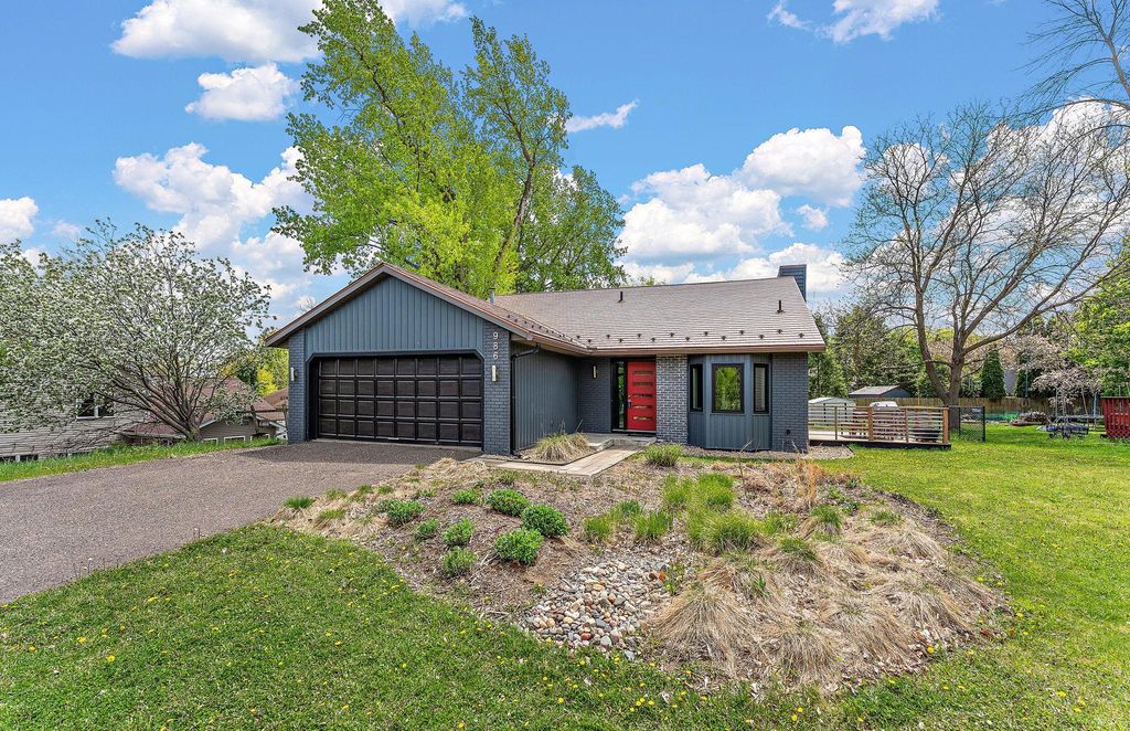 986 Demont Avenue E, Maplewood, MN 55109