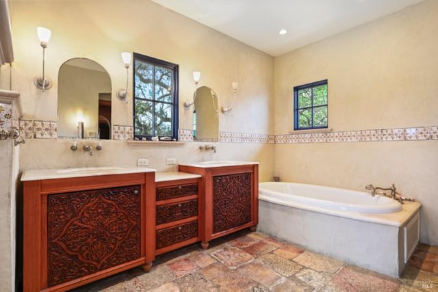 25500 River Rd, Cloverdale, CA 95425