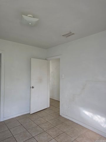 211 Dowman St, Schertz, TX 78154