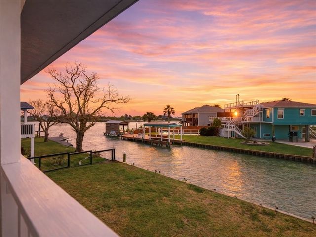 3 Scallop Dr, Rockport, TX 78382