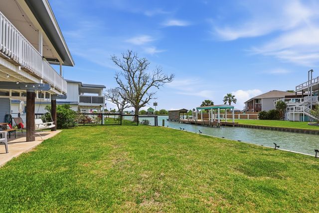 3 Scallop Dr, Rockport, TX 78382