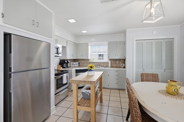 3 Scallop Dr, Rockport, TX 78382