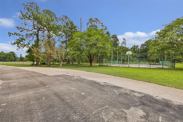 1331 County Road 2071, Hull, TX 77564