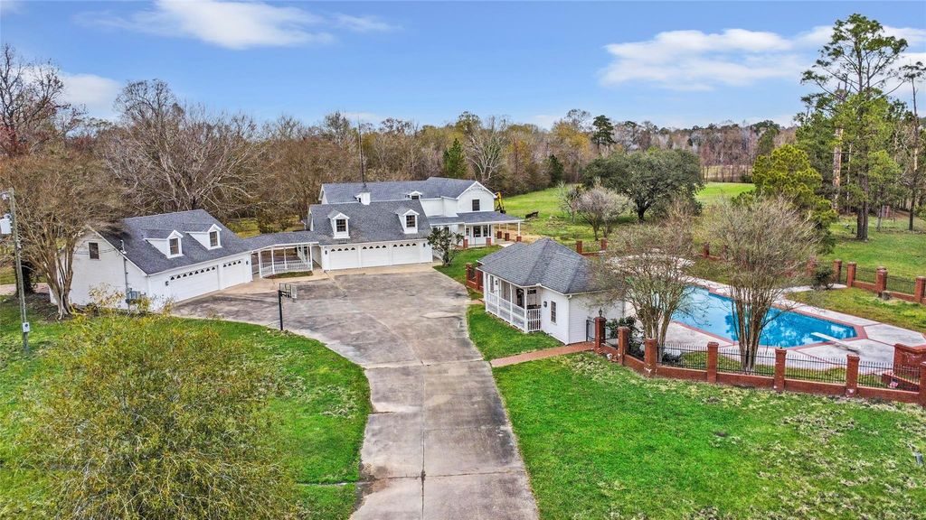 1331 County Road 2071, Hull, TX 77564