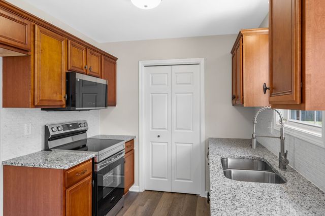 320 Maple Park Dr, Clarksville, TN 37040