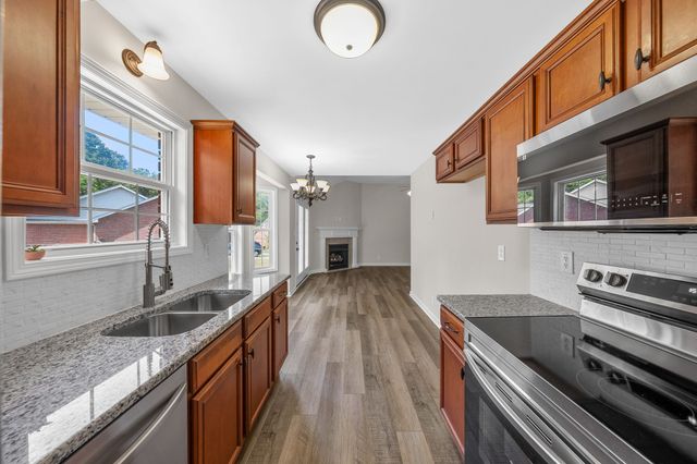 320 Maple Park Dr, Clarksville, TN 37040