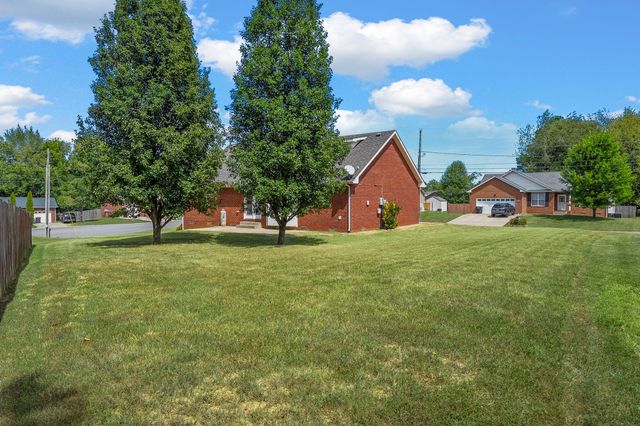 320 Maple Park Dr, Clarksville, TN 37040