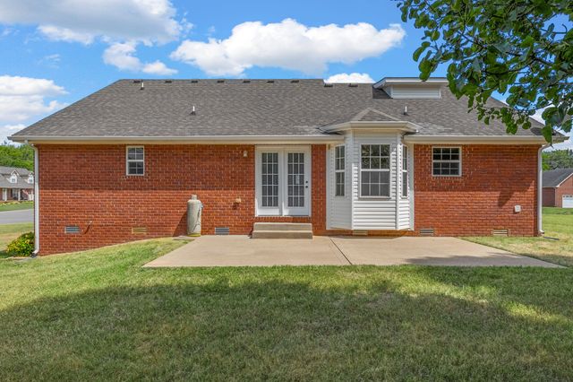 320 Maple Park Dr, Clarksville, TN 37040
