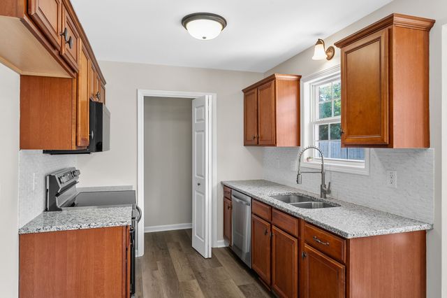 320 Maple Park Dr, Clarksville, TN 37040