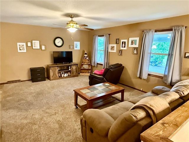 1022 W COOPER Street, Maryville, MO 64468