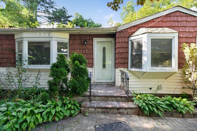 3 Hickory Place, Bay Shore, NY 11706