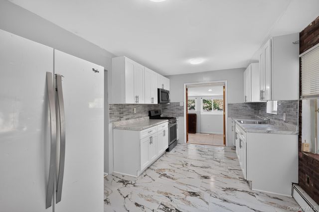 3 Hickory Place, Bay Shore, NY 11706