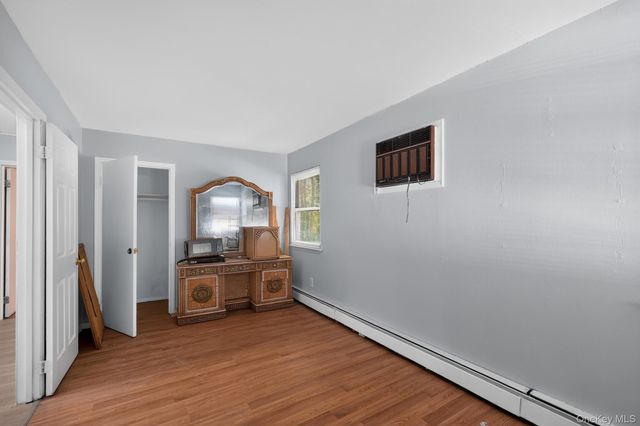 3 Hickory Place, Bay Shore, NY 11706