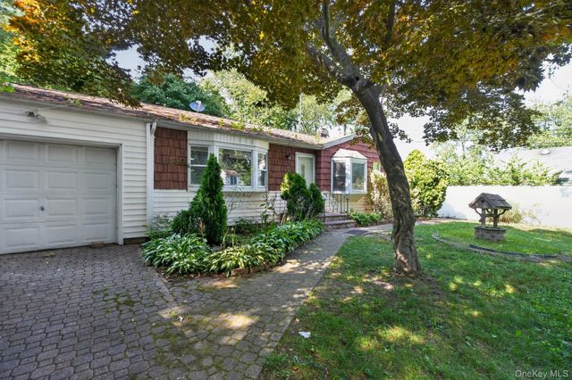 3 Hickory Place, Bay Shore, NY 11706