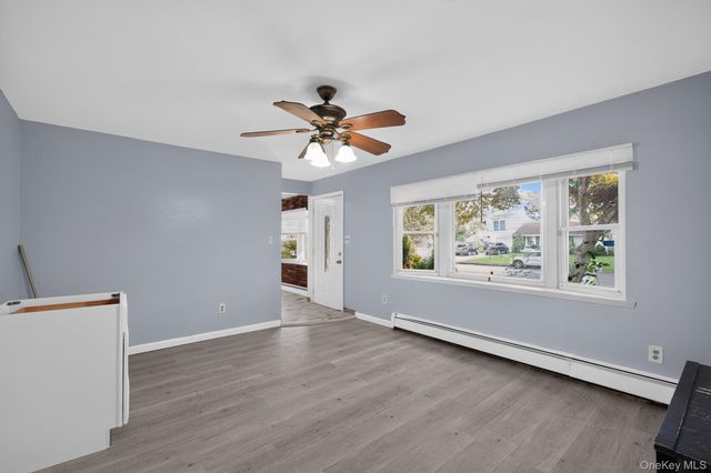 3 Hickory Place, Bay Shore, NY 11706