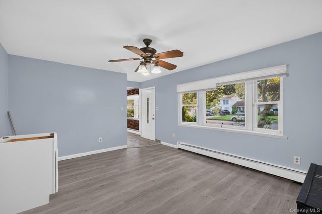 3 Hickory Place, Bay Shore, NY 11706