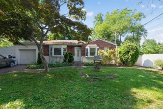 3 Hickory Place, Bay Shore, NY 11706