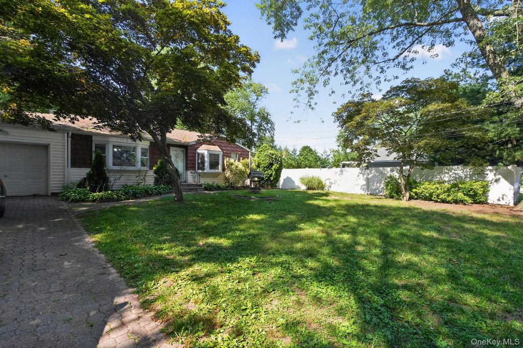 3 Hickory Place, Bay Shore, NY 11706 — photo 2