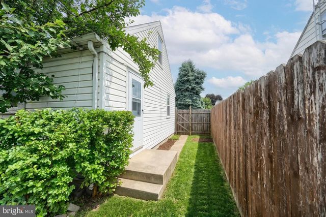 724 VILLAGE RD, York, PA 17404