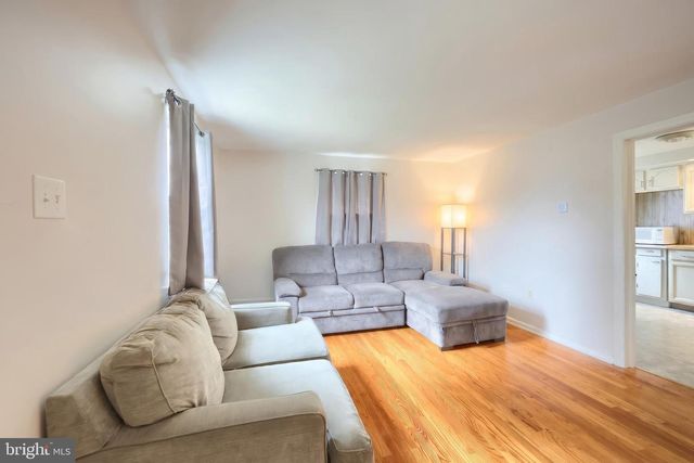 724 VILLAGE RD, York, PA 17404