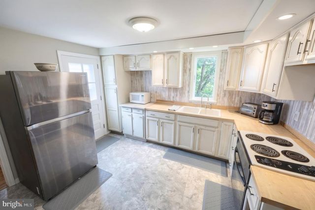 724 VILLAGE RD, York, PA 17404