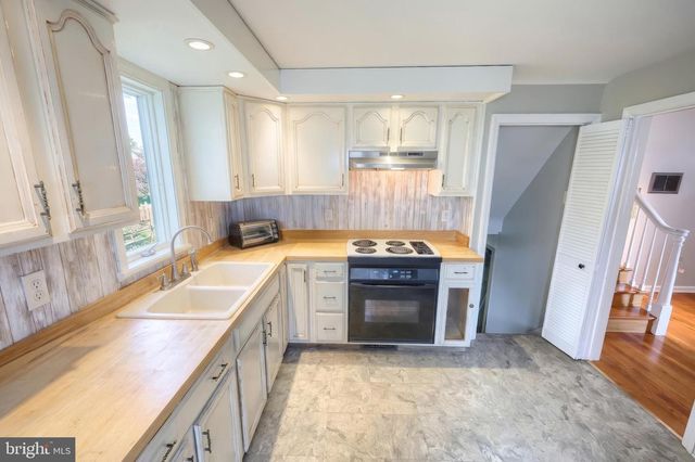 724 VILLAGE RD, York, PA 17404