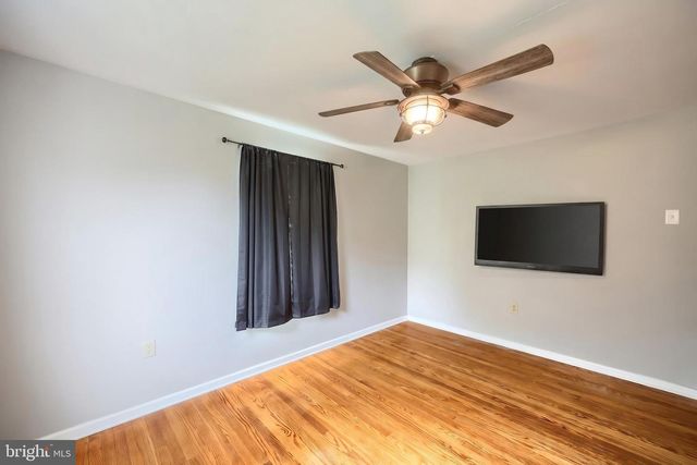 724 VILLAGE RD, York, PA 17404
