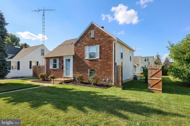 724 VILLAGE RD, York, PA 17404