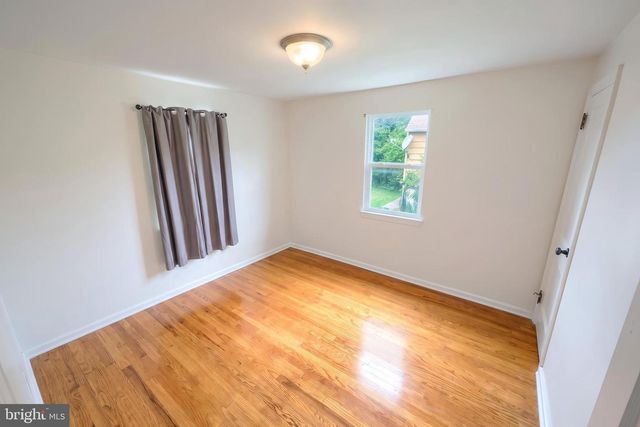 724 VILLAGE RD, York, PA 17404