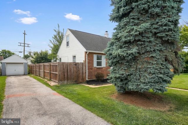 724 VILLAGE RD, York, PA 17404