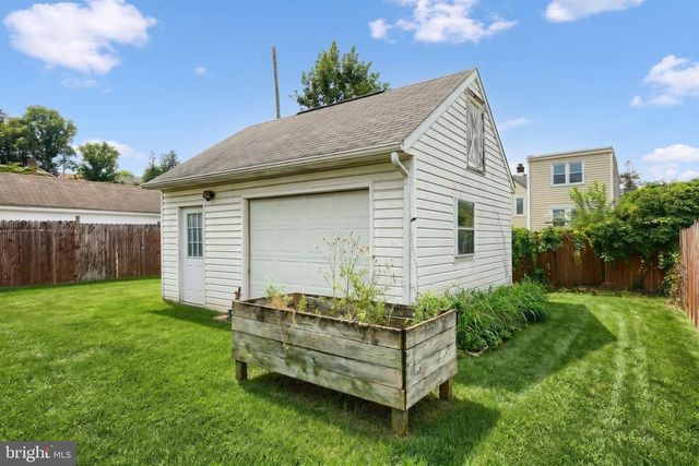 724 VILLAGE RD, York, PA 17404
