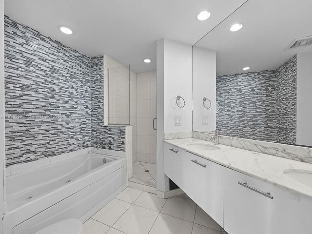 500 Brickell Ave 2501, Miami, FL 33131