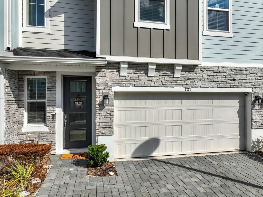 Image 2 of property listing at 1371 CAPTIVA COVE, Sanford, FL 32771