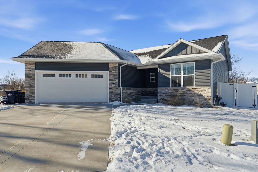 344 Worthington Court, Hiawatha, IA 52233