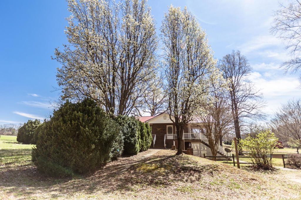 Image 6 of property listing at 1783 Prince Edward Highway, Pamplin, VA 23958