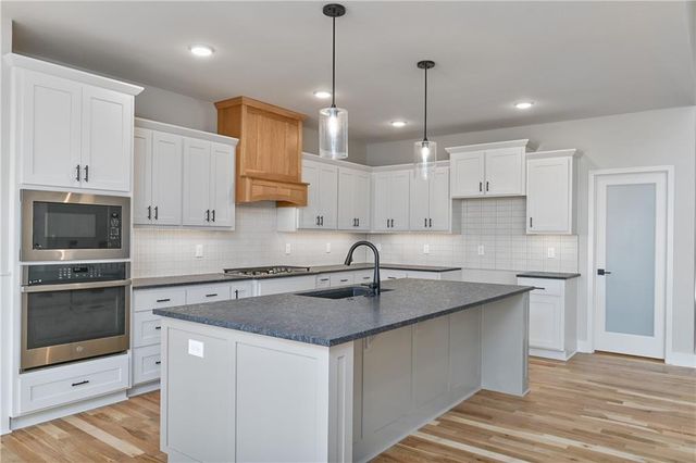 6024 Arapahoe Street, Shawnee, KS 66226