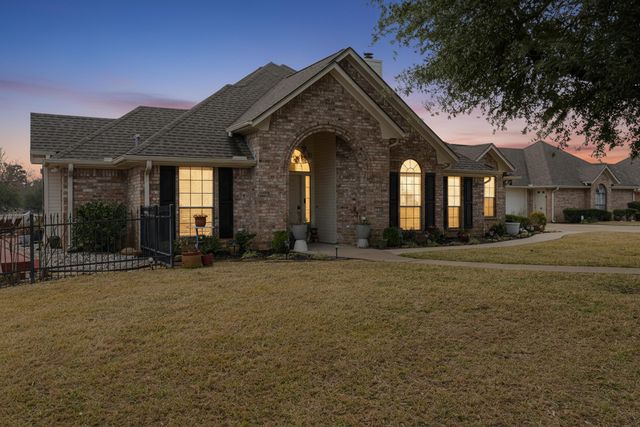 300 Mill Run Dr, Longview, TX 75604