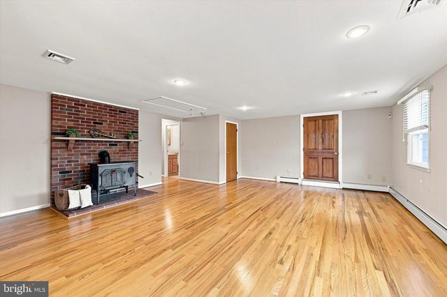 331 VALLEY RD, Media, PA 19063