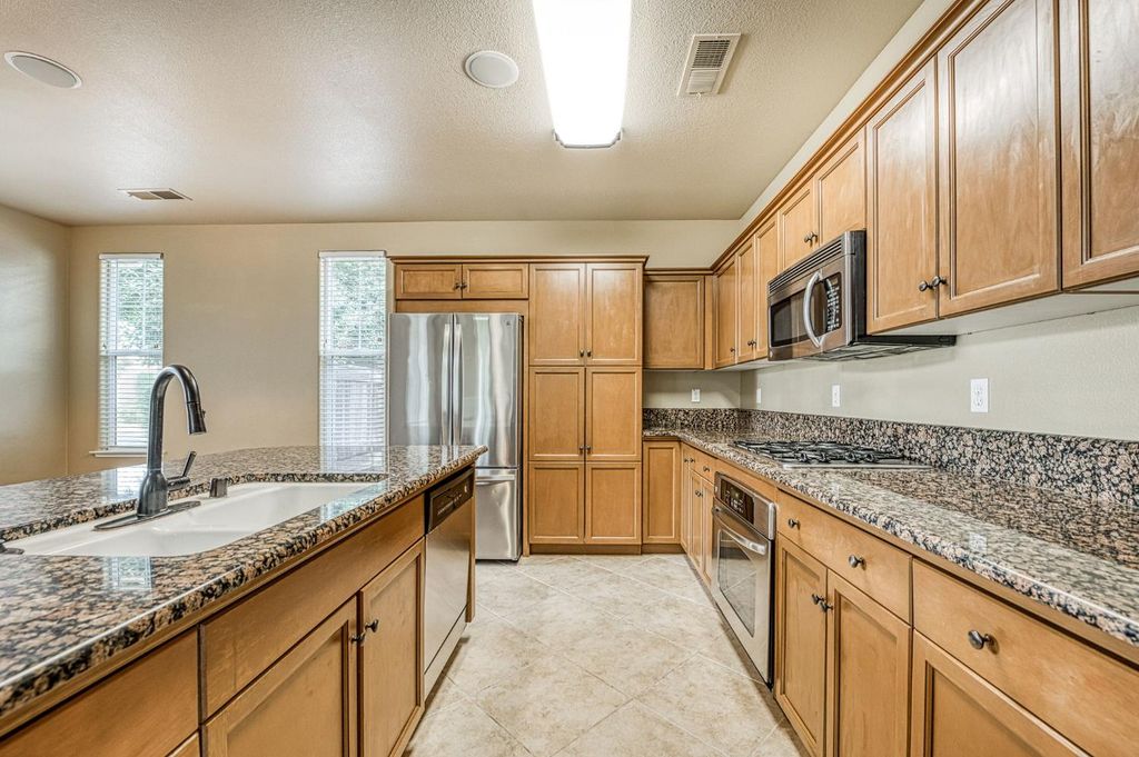 Image 7 of property listing at 3859 Richmond Avenue, Clovis, CA 93619
