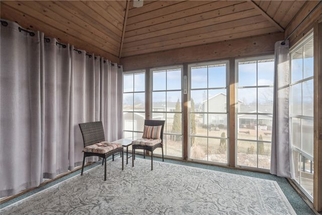 2250 Hillview Dr, Marion, IA 52302