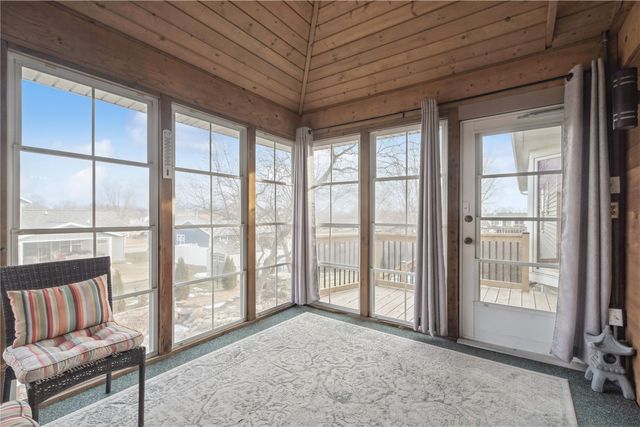 2250 Hillview Dr, Marion, IA 52302