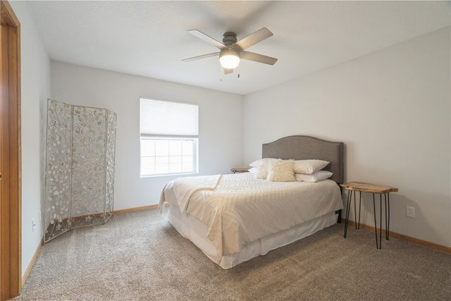 2250 Hillview Dr, Marion, IA 52302