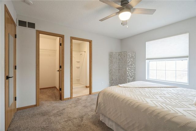 2250 Hillview Dr, Marion, IA 52302