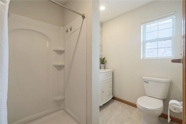 2250 Hillview Dr, Marion, IA 52302