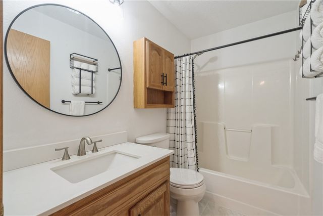 2250 Hillview Dr, Marion, IA 52302