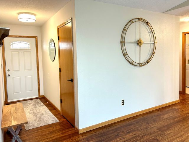 2250 Hillview Dr, Marion, IA 52302