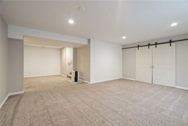 2250 Hillview Dr, Marion, IA 52302