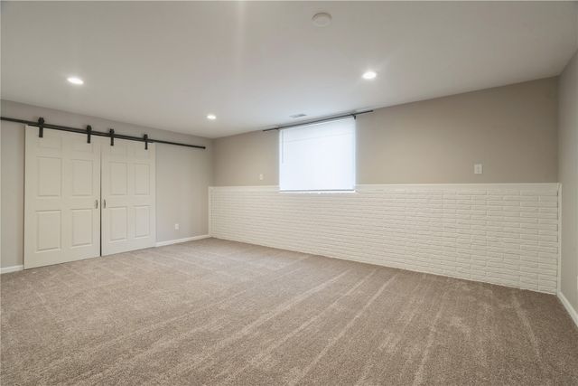 2250 Hillview Dr, Marion, IA 52302